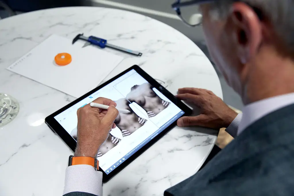 Use of Crisalix 3D to help patient envision breast augmentation results